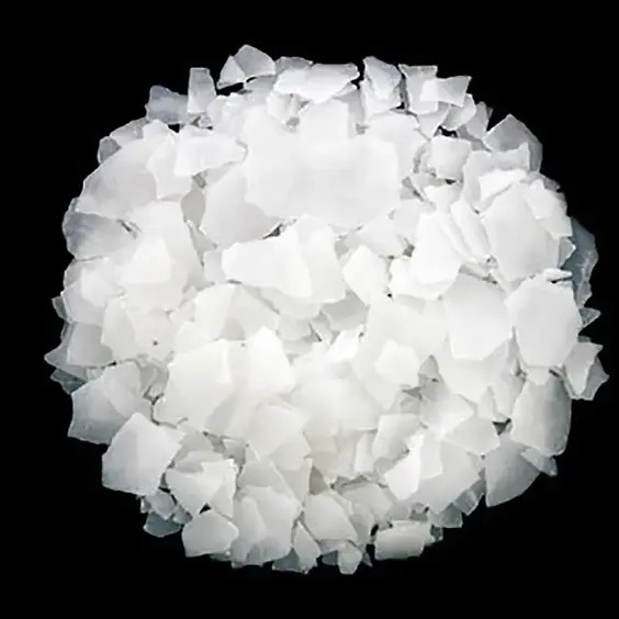 Katı Formda Yüksek Konsantrasyon Sıvı formun yanı sıra, %98-99 saflıkta Payet (Flake) veya Boncuk (Pearl) Kostik Soda tedariği de sağlamaktayız. Depolama avantajı sunan katı kostik ürünlerimiz, suda kolayca çözünerek istenilen konsantrasyonda alkali çözeltiler hazırlamanıza olanak tanır.